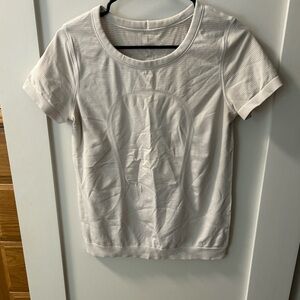 Lululemon Swiftly tee in off white/light gray